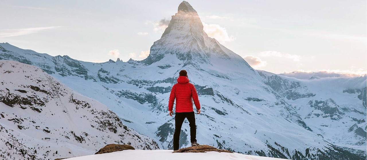 Mann schaut auf das Matterhorn